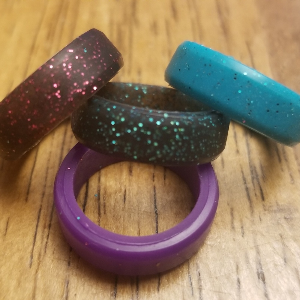 Silicone wedding band size 5.  Set of 4
